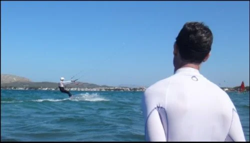 4 Jemand behält ein Auge auf dich, während du Kitesurfen bist