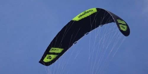 2 kitesurfing kurs mallorca in Juni das schwarze biest Sonic-FR 18 mts www mallorcakiteschool com