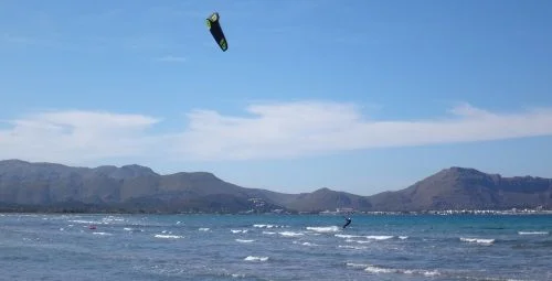 3 kitesurf school in mallorca im Juli lernen kitesurf mit flysurfer