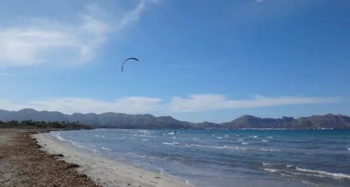 4 mallorca kitespot kitesurfing lessons fantastic Pollensa Bay in Mai www mallorcakiteschool com