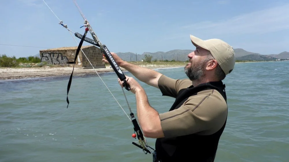 Tomeu en sus primeros 10 minutos de clases de kitesurf en Mallorca