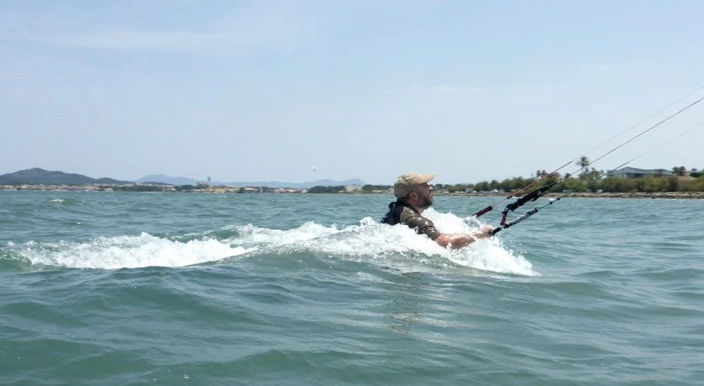  al ratico ya se está deslizando sobre las aguas ayudado por el kite