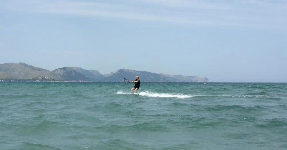 Tomeu gets kitesurfing away hundreds of meters