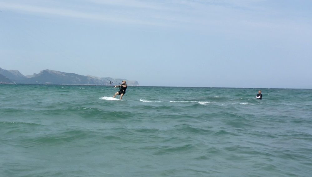 riding away and in total control kitesurfing Mallorca kite lessons with Tomeu