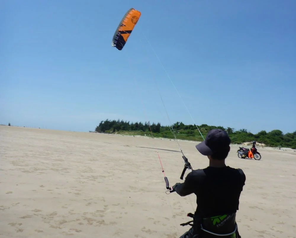 16 Der Kite wird sich mit Wind füllen und startet von selbst in den 90 Grad Winkel