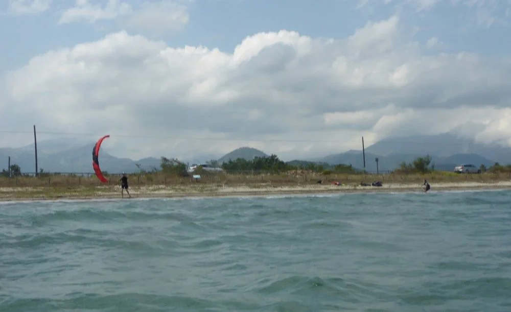 3 el asistente sujeta el kite clases de kitesurf en Pollensa