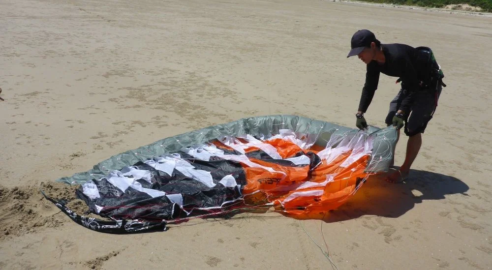 4 dehnt den Drachen in Richtung Wind aus