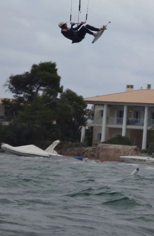 2 fliegen über die Dächer - Kitesurfen auf Mallorca