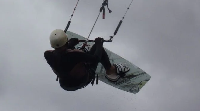 3 Kiten sprünge Kitesurfen auf Mallorca Juli