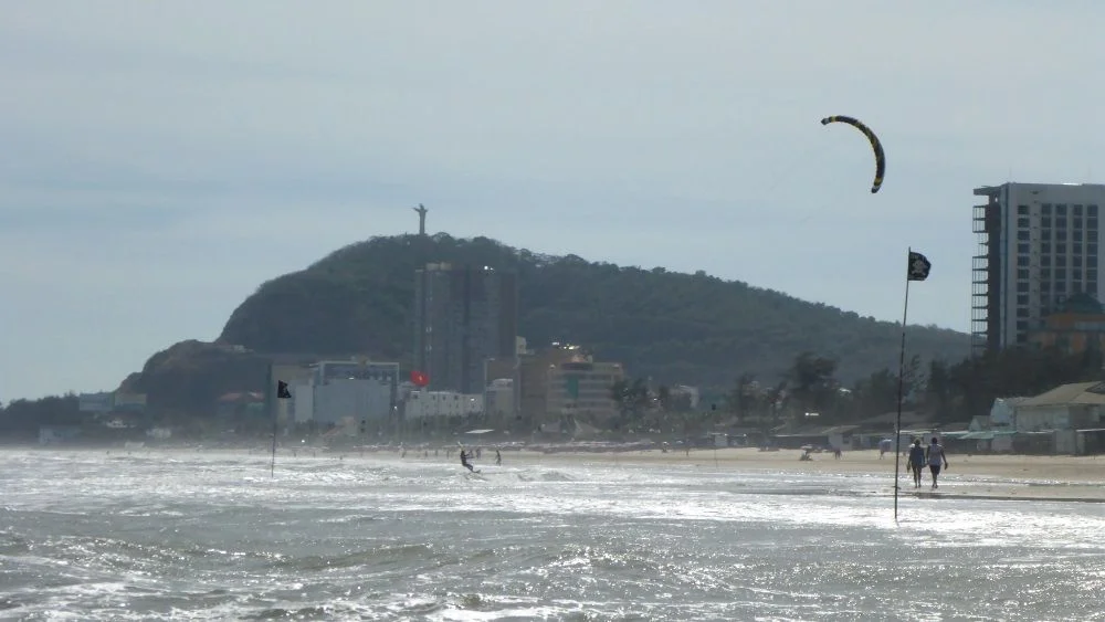 Best kite spot in Vietnam - Kitesurfing lessons vietnam