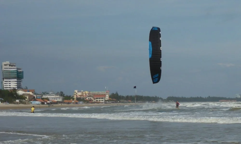 kitesurfing lessons in Vietnam - Flysurfer Sonic in Vung Tau