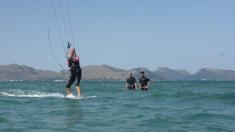 a girl zweit Tag kitekurs auf Mallorca