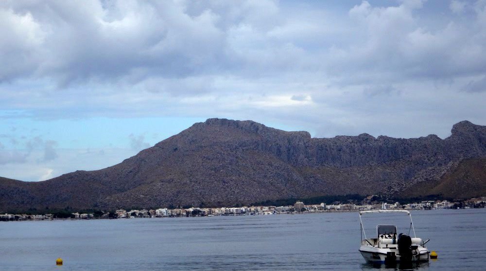 4 Puerto-Pollensa-allá-enfrente-kitesurfen-mallorca-en-un-dia-nublado