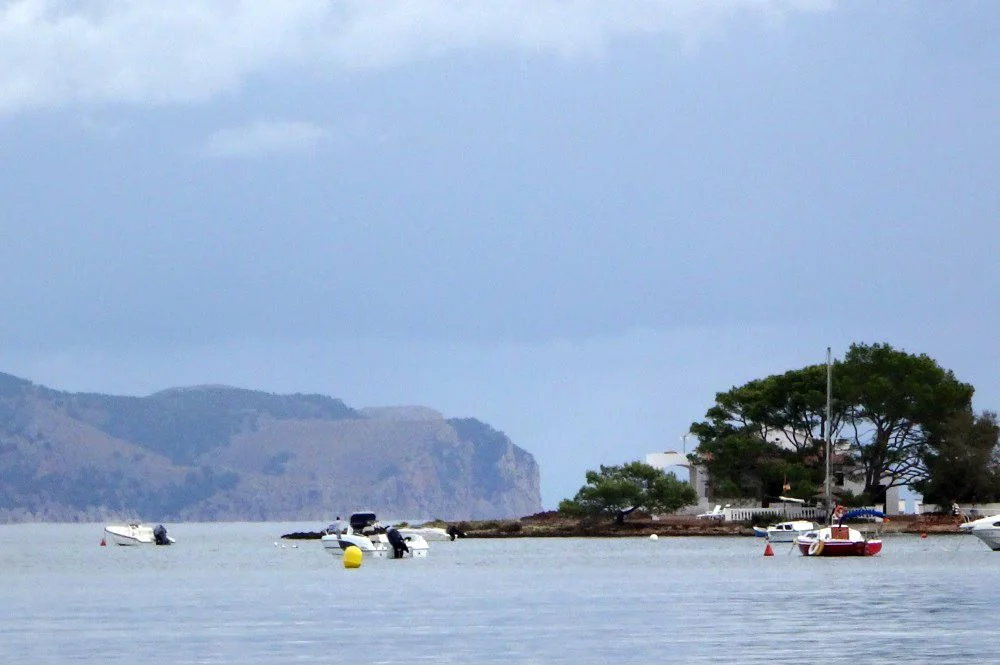 7 punta-de-Es-Barcares-kitesurfen-mallorca-y-Cap-Formentor-al-fondo-allá-a-lo-lejos