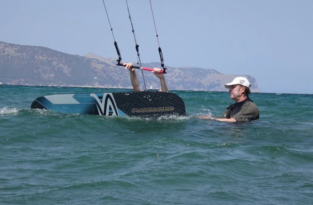 1-Grigori-mit-Hilfe-des-Kitelehrers-edmkpollensa-kiteschule-mallorca