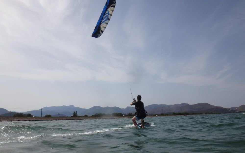 Schalten Sie die Position auf dem Kiteboard, strecken Sie das vordere Bein, den neuen Wasserstart und gehen Sie in die andere Richtung zurück