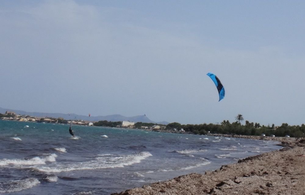 14-Gregori-fährt-weiter-mit-seinem-Kiteboard-160x44-flysurfer-L-mallorca-kitekurse mallorca kiteschool