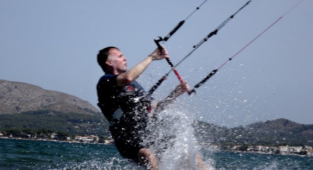 3-kitemallorca-Grigori-it-einem-starken-Zug-steht-im-Kitekoard-auf