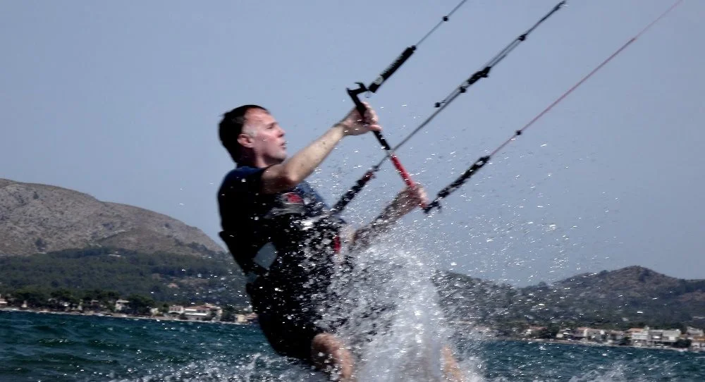 3-kitemallorca-Grigori-it-einem-starken-Zug-steht-im-Kitekoard-auf