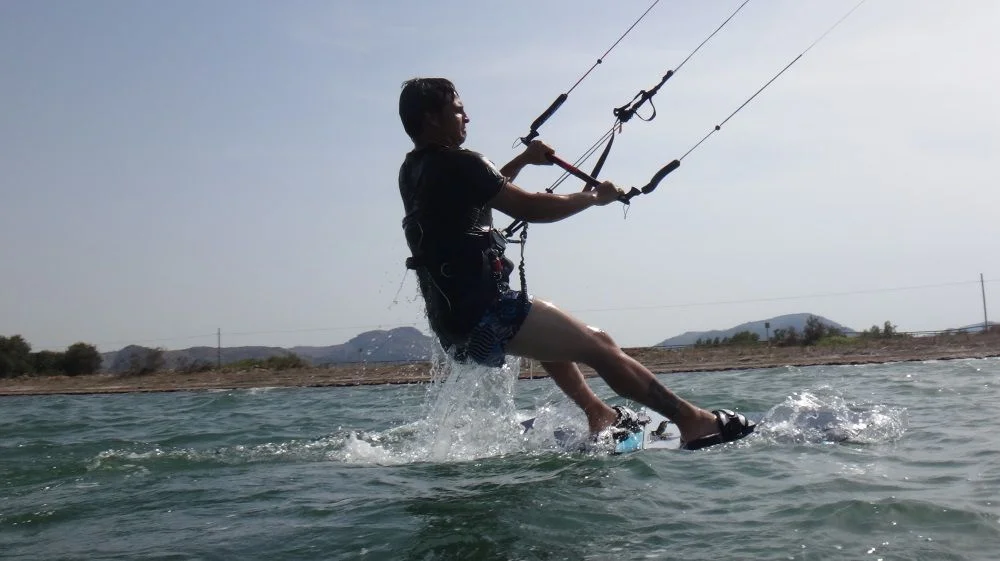 Wasserstart und Stehen auf dem Kiteboard