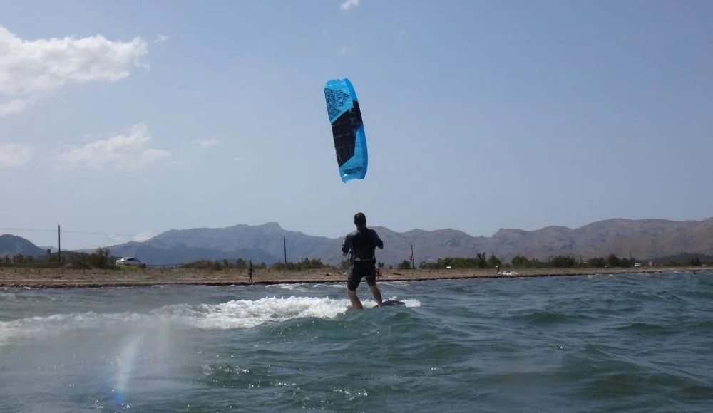 5-kitesurfen-mallorca-jetz-200-Meter-entfernt-und-er-Kitesurf-in-der-totalen-Kontrolle