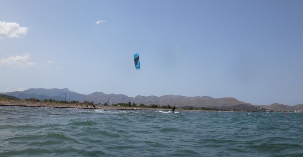 7-kitesurfen-mallorca-Er-ist-fast-ein-Kilometer-Kitesurfen-entfernt