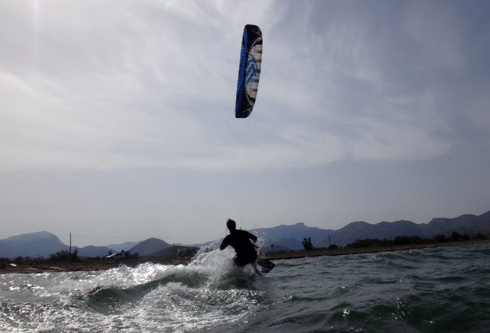 Die folgenden Bilder können uns eine Vorstellung über seine Kitesurfing Progression und seine unbestreitbaren Fähigkeiten