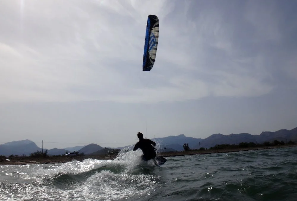Die folgenden Bilder können uns eine Vorstellung über seine Kitesurfing Progression und seine unbestreitbaren Fähigkeiten