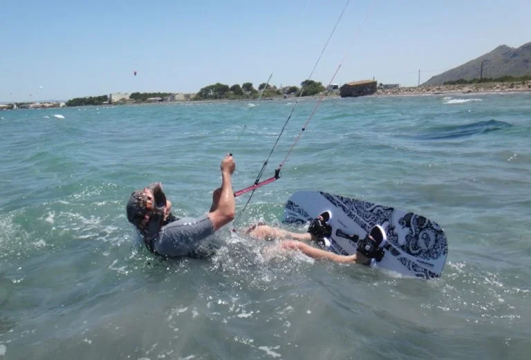 0-waterstart-Patrick-kitesurfen-Mallorca-flysurfer-kiteschule-kitekurs-Pollensa-768x521