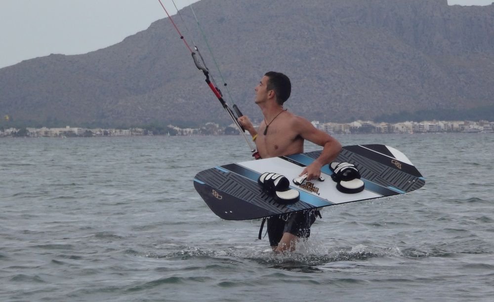 1-kitesurfing-club-Mallorca-Sotero-con-la-XL-Flysurfer