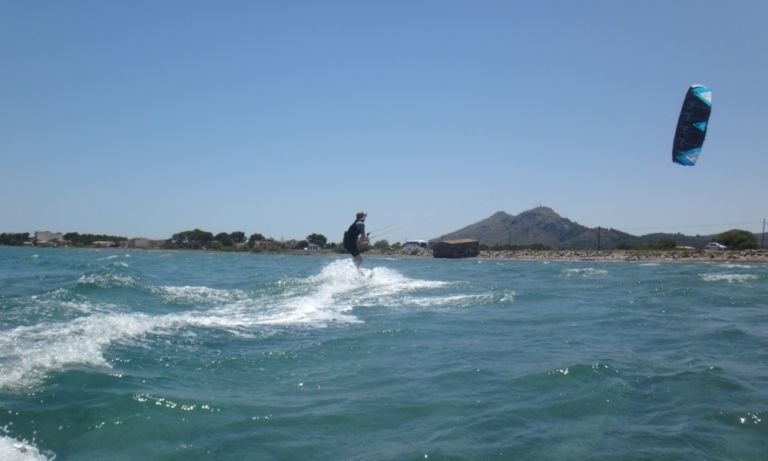 10 kiteschule-kitemallorca-Verein-Aprende-a-Navegar-kiten-lernen-in-Juli-768x461