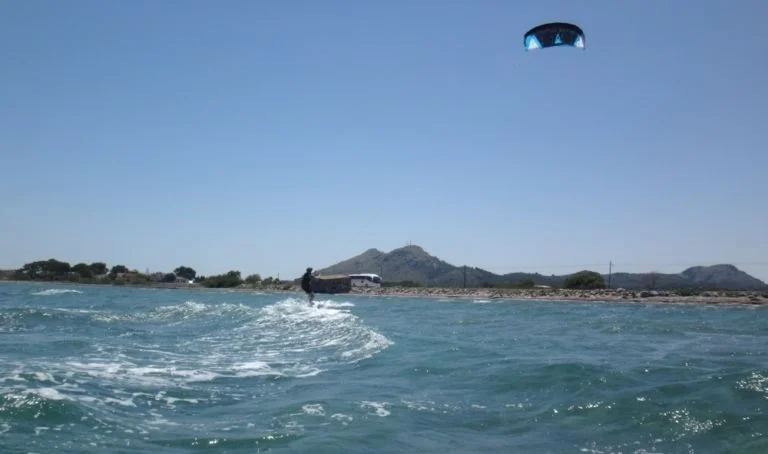 10 kiteschule-kitemallorca-Verein-Aprende-a-Navegar-kiten-lernen-in-Juli-768x461
