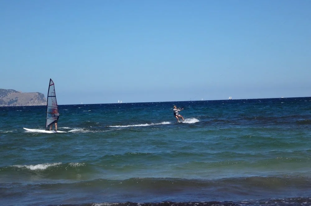 13-Mallorca-kiten-Mr-Huber-overtaking-a-windsurfer