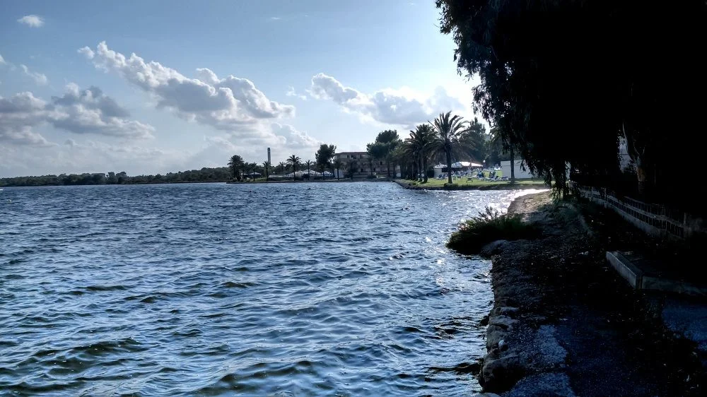 14 Lago-Mayor-Alcudia-upwind-right-side-with-south-wind-in pollensa-kiteschool-blog