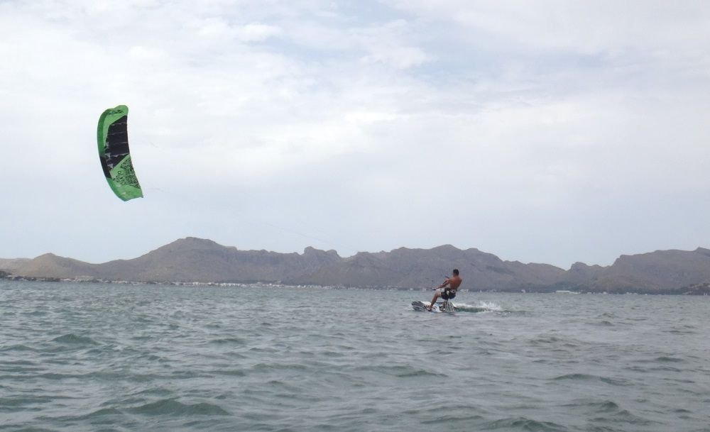 14-Reiten-Back-to-Shore-Kitesurfen-Club-Mallorca-Com-Kurse-Kite-in-Alcudia