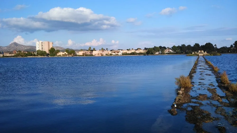 17 Lago-Mayor-Alcudia-calm-water-but-yet-windy-with-southwest-wind-pollensa-kiteschool-blog