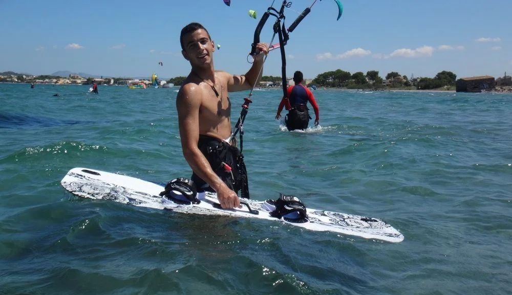 18 mit-Flysurfer-Kitesurfen-Unterricht-im-Juli-Kiteboard XL-Asociacion Aprender a Navegar