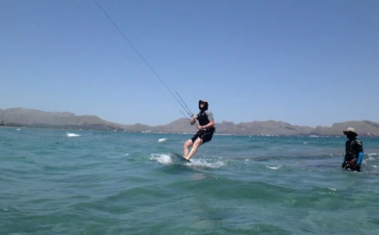 2 Patrick-noch-mal-auf-den-kiteboard-edmkpollensa-com-768x476