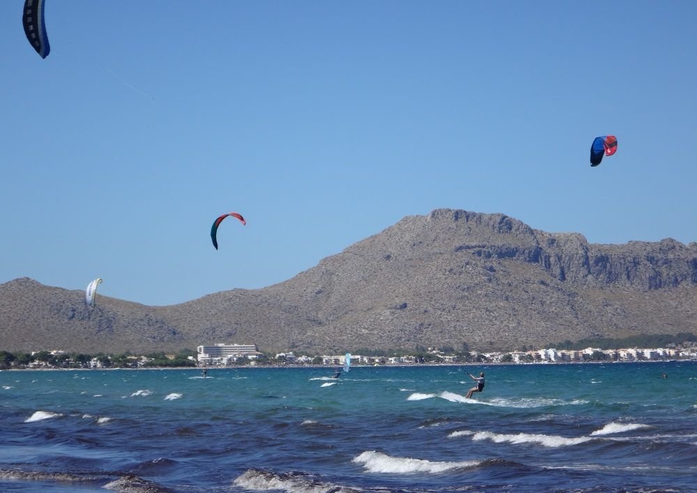 23-al fondo Puerto de Pollensa y la playa del Portblue origen de los cursos de kite