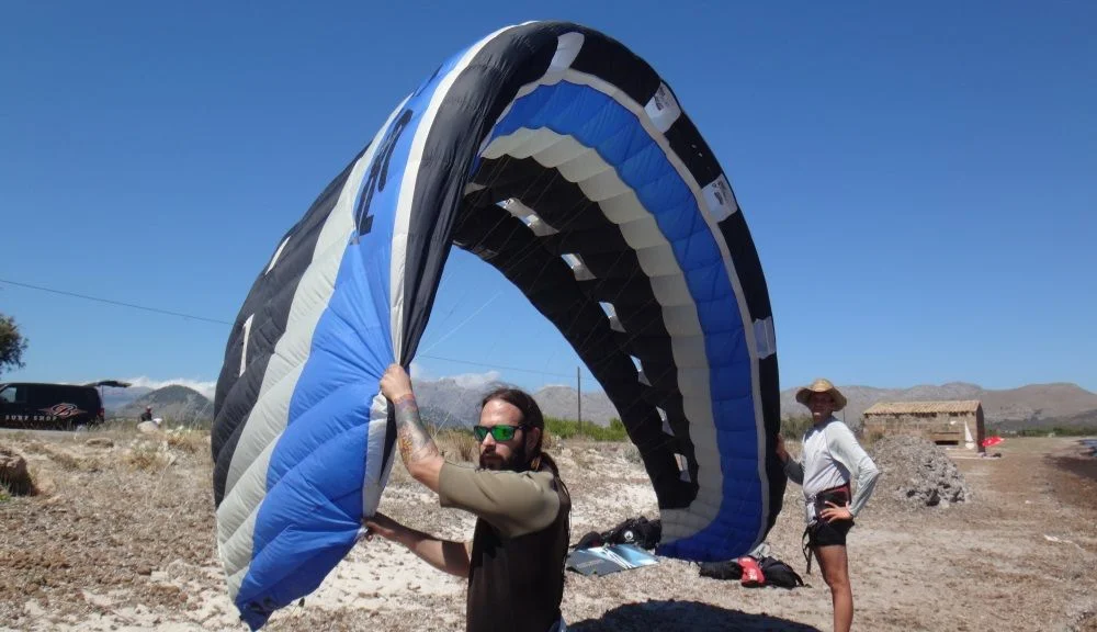 26 - un kite de foil d 13 metros ha hecho posible que ambos nuestros socios se levanten en el kiteboard y naveguen