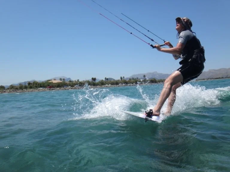 5-kitesurfing-Mallorca-flysurfer-kiteschule-auf-Pollensa-Patrick-kiten