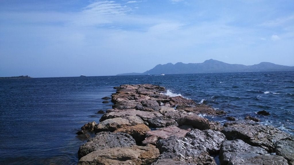 8 the-pier-offer-shelter-and-behind-it-is-flat-water-pollensa-wind-in-mallorca-1024x576