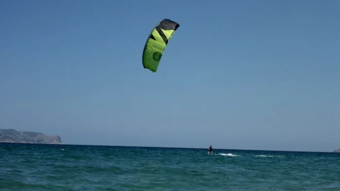 kite modelo Peak Flysurfer la escuela de kite en bahia de Pollensa