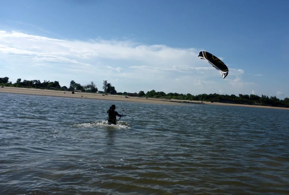 kiteschool-in-Vietnam-lessons-with-Flysurfer-kites Mallorca kiteschool 