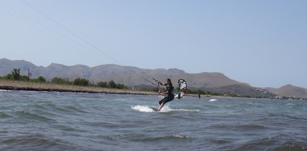 10 clases de kitesurf en la playa del hotel Portbllue club escuela mallorca kiteschool com
