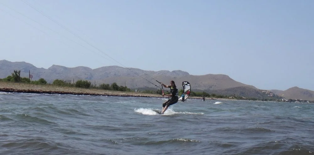 10 clases de kitesurf en la playa del hotel Portbllue club escuela mallorca kiteschool com
