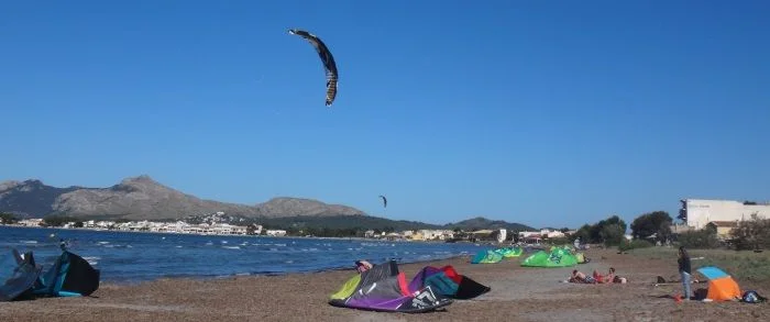12-los-unicos-que-navegan-flysurfer-kiteschule-auf-mallorca