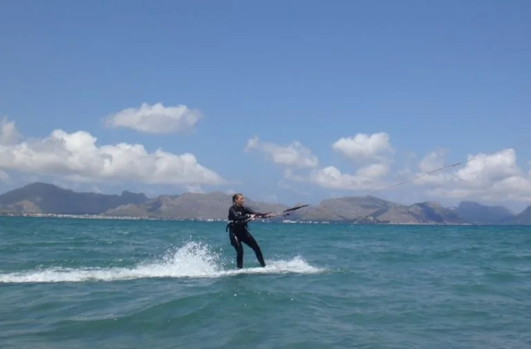 15 -Sofie-returns-to-the-beach--la-escuela-de-kitesurf-en-Mallorca