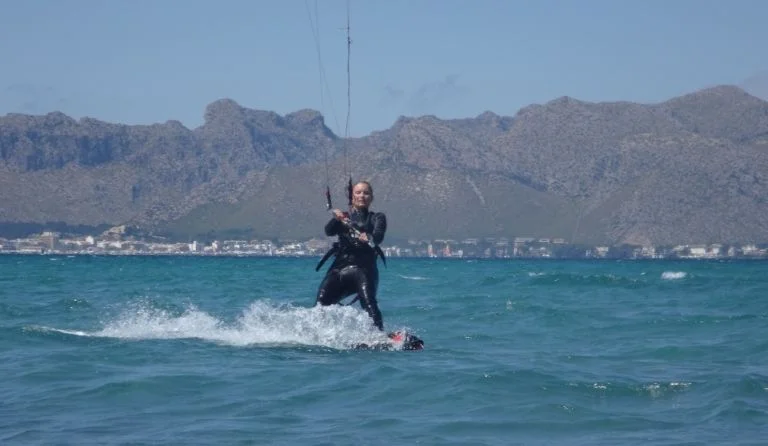 16 -close-pic-Sofie-kitesurfen-unterricht-kiten-lernen-auf-mallorca