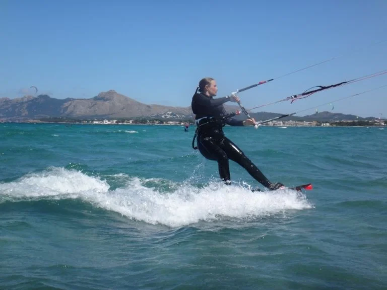 18 -Sofie-kitesurfer-mallorca-reiten-mit-flysurfer-Peak-12-mts-Sa-marina-768x576